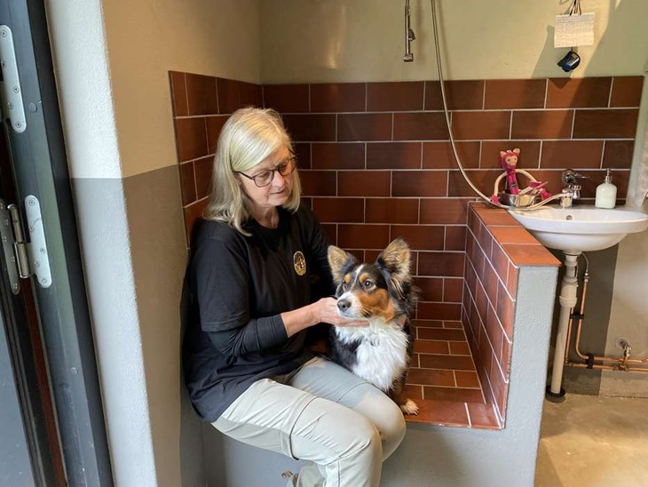 Hunddagiset har fått en praktisk dusch, placerad precis intill entrén. Vailets hund Yippi ser fram emot att få nya fyrbenta vänner. Foto: Carina Nilsson