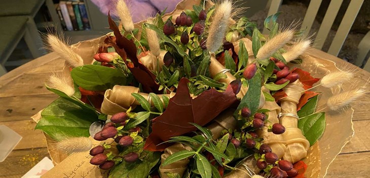 Hunddagiset öppnar officiellt den 15 september men Vailet har fått mängder av blommor vid invigningen. En bukett innehöll tuggben som kan komma väl till pass. Foto: Carina Nilsson