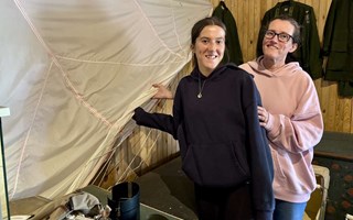82 år senare stod Jill vid morfars fallskärm