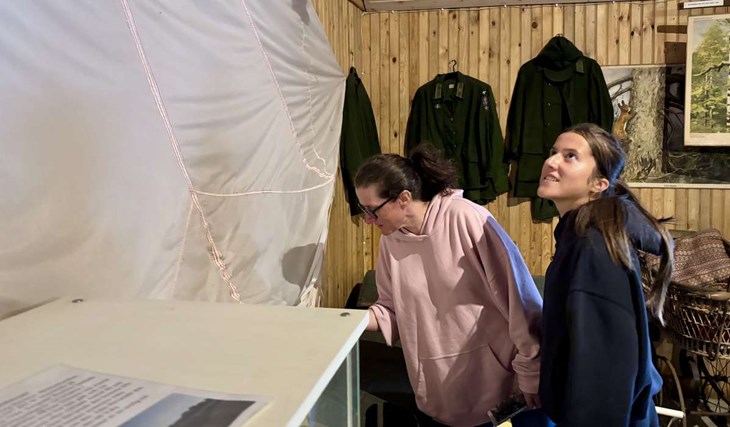Jill och Ellie Bryce får se fallskärmen som räddade deras morfar och gammelmorfar. Foto: Johan Jönsson