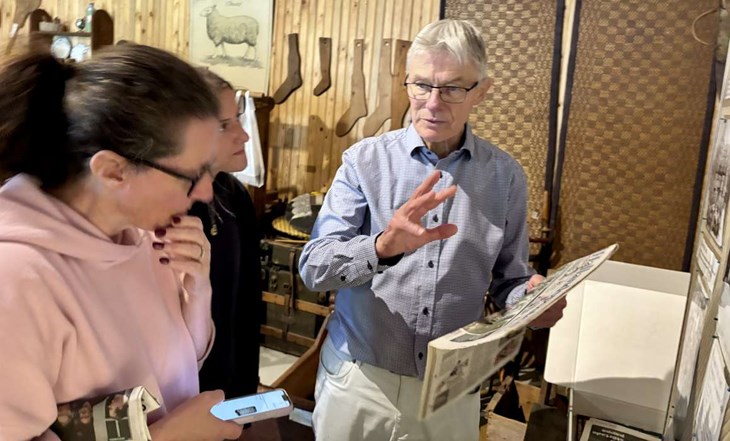 Rolf Arvidsson berättar om Lancastern för Jill och Ellie Bryce. Foto: Johan Jönsson 