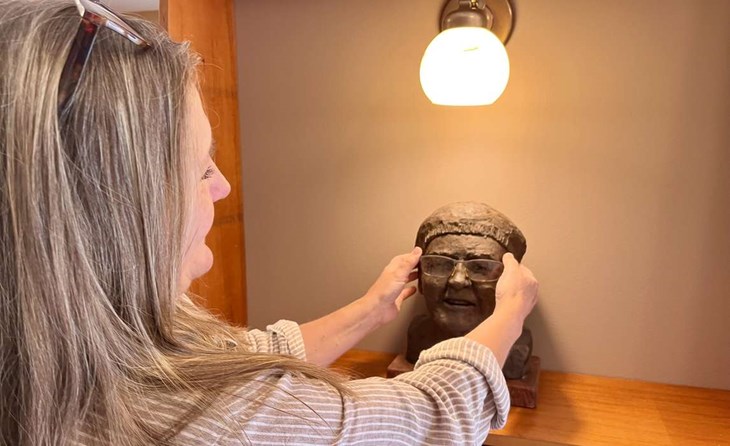 Konstnären Sussanne Snoeck sätter glasögonen på plats. Foto: Johan Jönsson