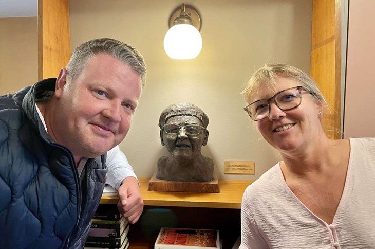 Kirkes barn Robin och Sandra Ralph vid porträttet av honom som Susanne Snoeck skapat och Socialdemokaterna via sin fond skänkt till Veras konditori. Foto: Ulrika Träff
