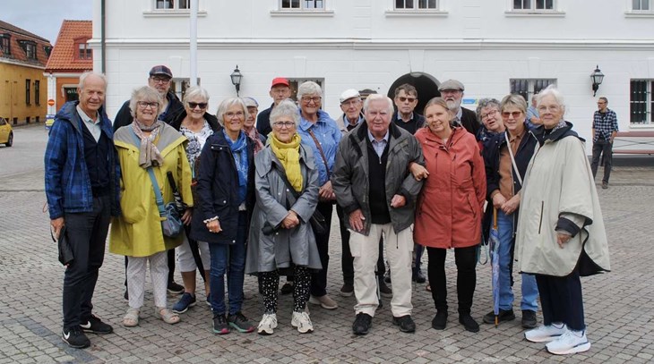 De nio deltagarna från Danmark, Norge och Finland fick också besöka Rådhuset. Gruppbild utanför stadens stolthet. Foto: Tommy Paulison