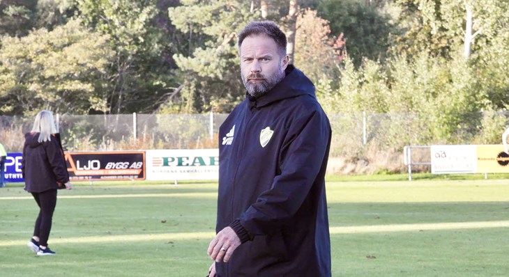 Andreas Hedström, själv anfallare på hög nivå på sin tid, försöker hjälpa anfallarna i LFK och komma med tips och trix. Foto: Johan Jönsson