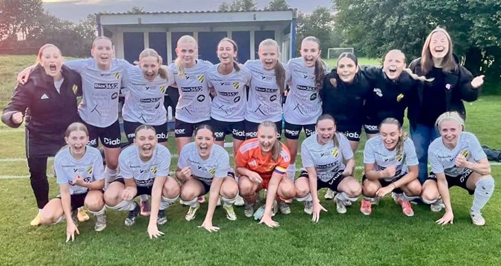Laholms FK efter segern i toppmötet med IF Centern på Kärlekens IP. LFK har chans på avancemang till division 2. Foto: LFK