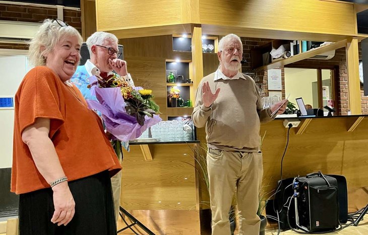 Björn Hellberg blev totalt överraskad som årets profil vid fjolårets eftersits på Gröna Hästen. Han rankade det som tvåa efter sin hedersmedborgartitel. Foto: Johan Jönsson/Arkiv