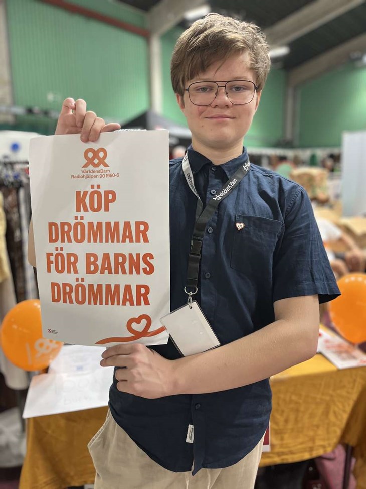 Alve började baka drömmar för att hjälpa Världens barn. Det har blivit 73 000 kakor hittills. Men i år är det sista gången eftersom han behöver fokusera på gymnasiet. Foto: Privat