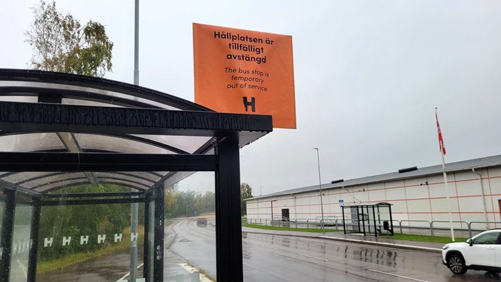 "Hållplatsen tillfälligt avstängd" står det på skylten. Tillfälligt i det här fallet blev två år och tio månader. Men om några veckor kommer Hallandtrafikens busslinje 225 att passera Mellby Center återigen. Foto: Rickard Gustafsson