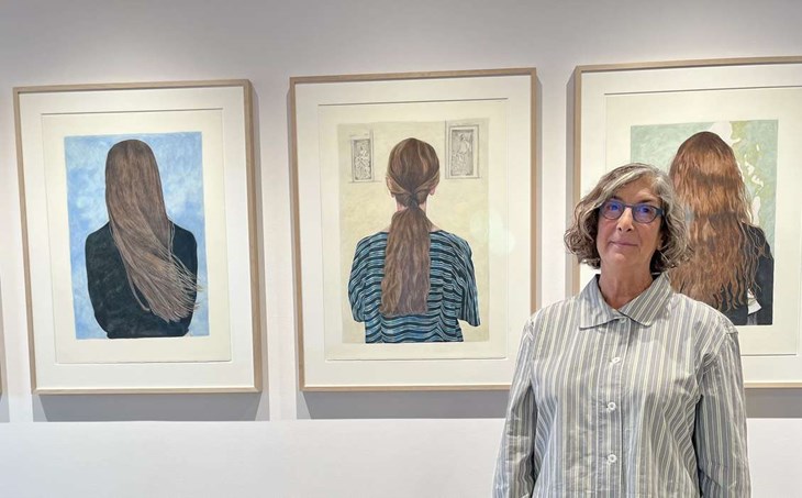 Amy Simon har inget emot att visa sig för kameran. Men på hennes teckningar visar hon nacke och rygg på sig själv. Foto: Johan Jönsson