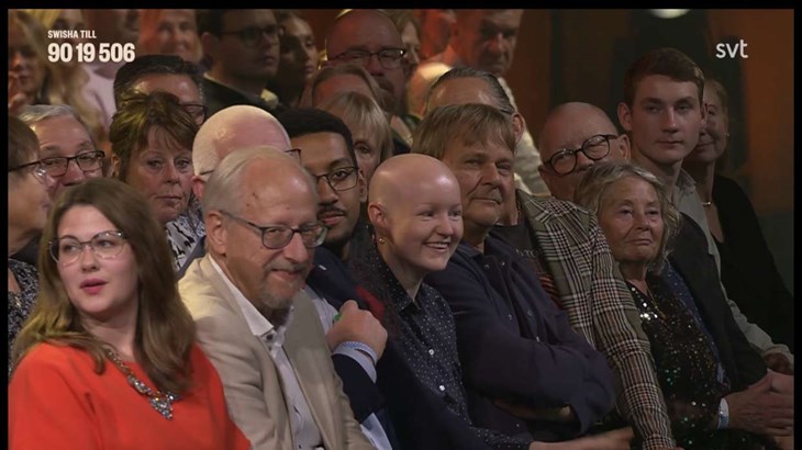 28 personer som varit engagerade i Världens barn åkte tillsammans upp till Stockholm för dirrektsändningen i SVT och placerades på ena sidan scenen. Bild: Skärmdump SVT 