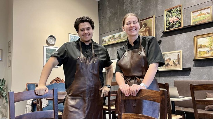 Dylan kommer från hotell- och restaurangvärlden medan Ronja är kommunikatör. Foto: Johan Jönsson