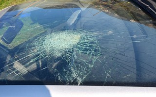Polisen tog minderårig fortkörare med krossad vindruta