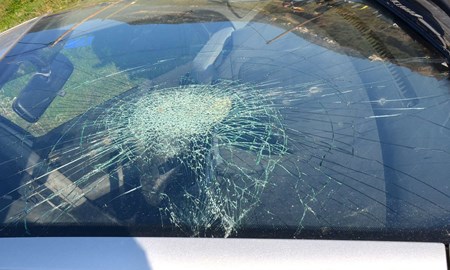 Polisen tog minderårig fortkörare med krossad vindruta