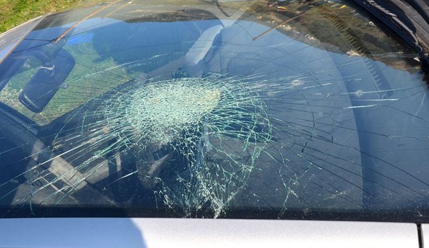 Polisen tog minderårig fortkörare med krossad vindruta 