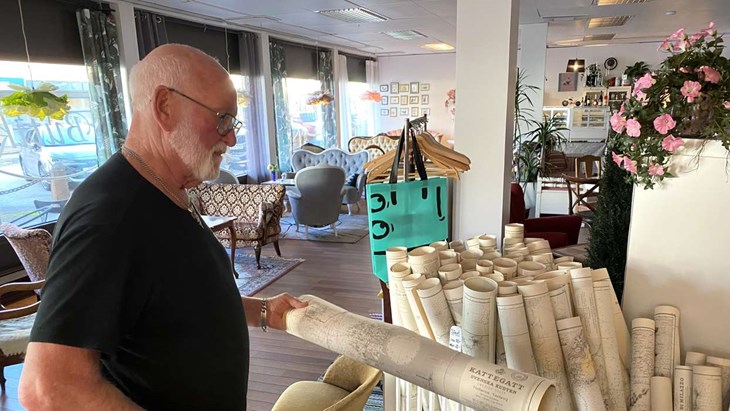 En uppsättning gamla sjökort, som hittades på en vind, finns till salu i butiken. Foto: Carina Nilsson