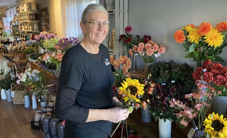I butiken finns mängder av konstblommor som är väldigt naturtrogna och som har blivit en storsäljare. Hanna binder snabbt en bukett av några av sorterna. Foto: Carina Nilsson 