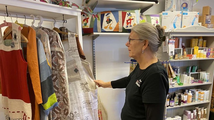 Hanna jobbar också med olika former av textilhantverk och återbruk inom textil. Foto: Carina Nilsson