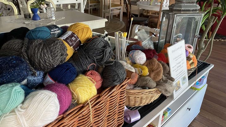 Butiken har stickcafé ibland och det finns gratis garn för deltagarna. Foto: Carina Nilsson