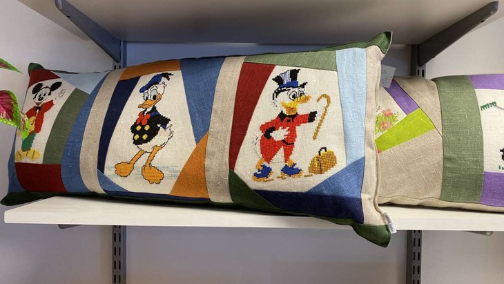 Att använda gamla broderier till kuddar är en favorit för Hanna som jobbar med att återbruka textil. Foto: Carina Nilsson