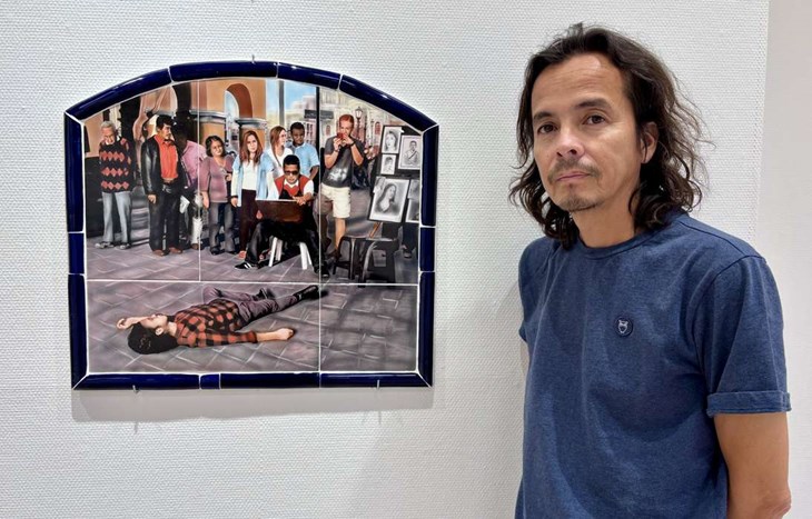 José Luis Martinat väcker nyfikenhet bland förbipasserande. Det är det som syns på gravstenen. Foto: Johan Jönsson