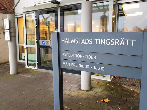 Hällde kadaverstinkande vätska i exets bil Hällde kadaverstinkande vätska i exets bil