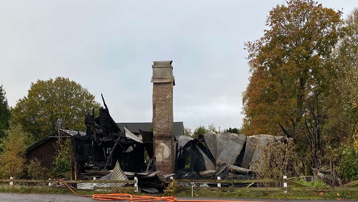 Villan gick inte att rädda, men ett gynnsamt väder gjorde att röken steg rakt upp och de omkringliggande husen klarade sig utan skador. Foto: Carina Nilsson