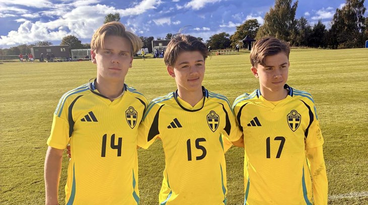 Matteus med landslagskompisarna från Halmstads BK: Alvin Spetsmark från Grevie och Elton Bejupi från Halmstad. Foto: Privat