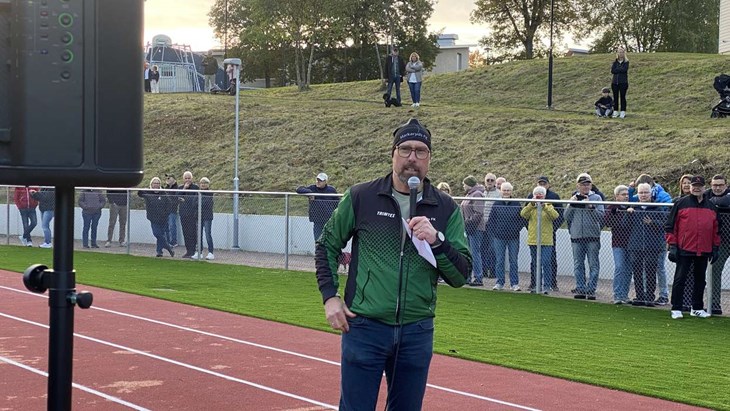 Håkan Persson tackade en lång rad personer och företag som har gjort projektet med den nya idrottsarenan möjligt. Foto: Carina Nilsson