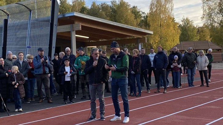 Ronny Vidigsson överlämnade ett stoppur utan stopp till Håkan Persson. Foto: Carina Nilsson