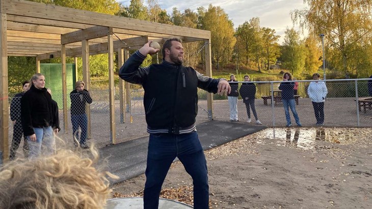 Både Daniel Ståhl och Fanny Roos invigde banan med kulstötning. Daniel fick ta den tyngre kulan som skänkts av Markaryds kommun. Foto: Carina Nilsson