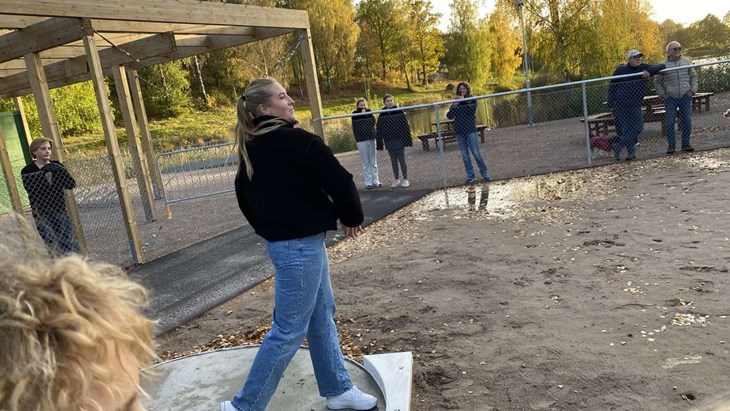 Fanny Roos och Daniel Ståhl invigde banan med att stöta kula. Daniel fick ta den tyngre kulan som skänkts av Markaryds kommun. Foto: Carina Nilsson