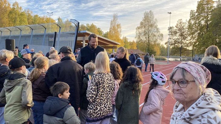 Daniel och Fanny fick skriva många autografer och vara med på många bilder. Foto: Carina Nilsson