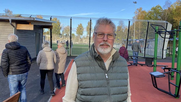 Flera lokala företag har jobbat med idrottsarenan. Stefan Salomonsson från Växtia har varit med och skapat planteringarna. Foto: Carina Nilsson