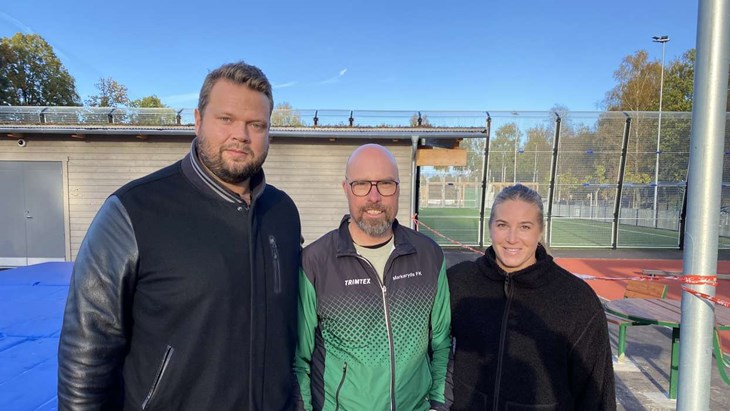Daniel Ståhl och Fanny Roos med Håkan Persson som är ordförande i Markaryds FK. Foto: Carina Nilsson