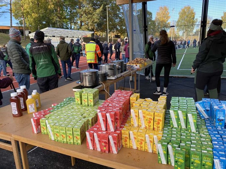 Alla bjöds på korv med bröd efter invigningen. Foto: Carina Nilsson