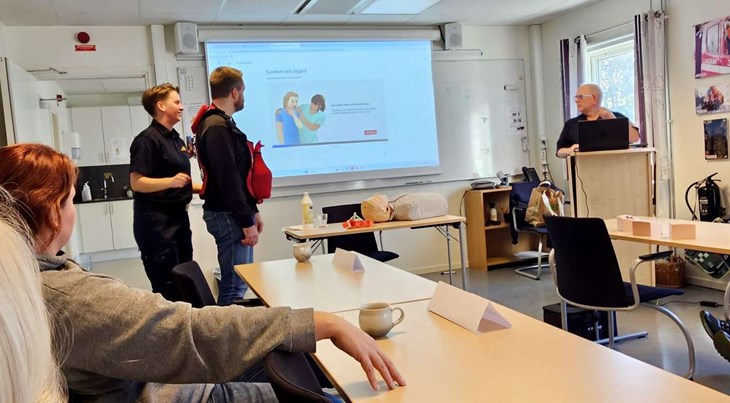 Stefan Agnesson berättar vad man ska göra om någon satt i halsen. Foto: Privat