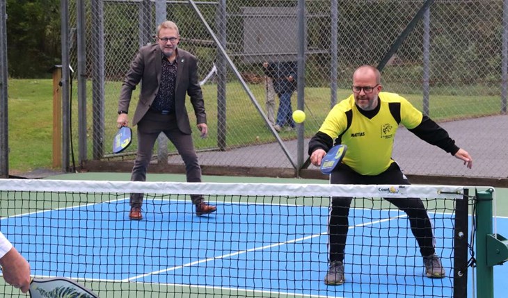 När anläggningen invigdes 2021 klippte dåvarande kommunrådet Erling Cronqvist (C) bandet och testade även på att pickleball tillsammans med Mattias Johansson. Foto: Johan Jönsson/Arkiv