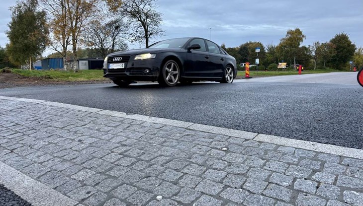 En audi glider över farthindret utan bekymmer. Foto: Johan Jönsson