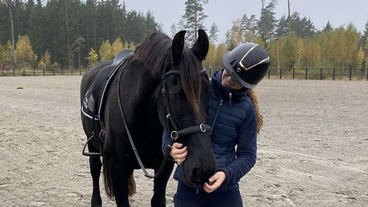 Pauline Romberg med en av hästarna hon rider just nu. Foto: Carina Nilsson