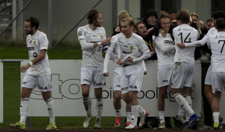 LFK:arna firar med bortaklacken. Foto: Johan Jönsson