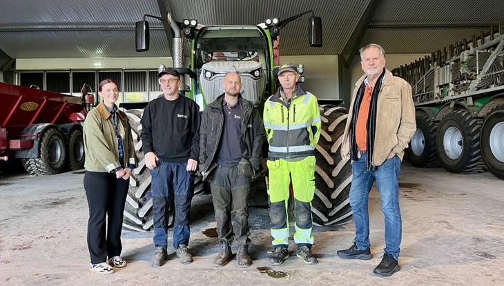 Linnea Blomster från LRF och Christer Paulsson från Offensiva Laholm flankerar Hans Bertilsson, Anton Andersson och Bo Bertilsson på Bondåkra Maskinstation. Foto: Johan Jönsson