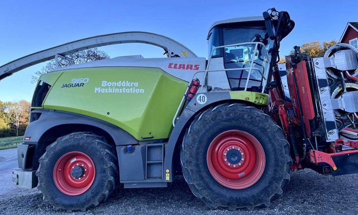 Rena, snygga och moderna maskiner är ett av Bondåkra Maskinstations signum. Här en Claas-hack. Foto: Johan Jönsson
