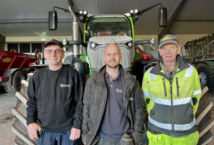 Hans Bertilsson, Anton Andersson och Bo Bertilsson på Bondåkra Maskinstation är stolta över utmärkelsen som årets företag i Laholms kommun 2026. Foto: Johan Jönsson