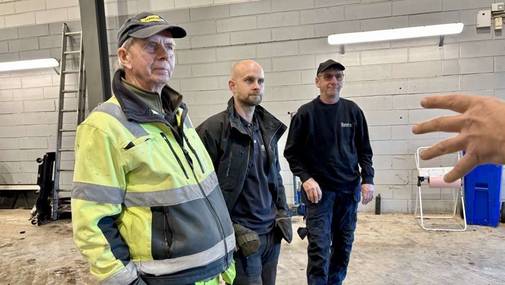 Bo Bertilsson, Anton Andersson och Hans Bertilsson lyssnar på motiveringen kring varför Bondåkra Maskinstation blivit utsett till årets företag. Foto: Johan Jönsson
