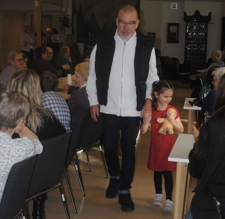 Ett fint par, Björn med barnbarnet Selma. Foto: Tommy Paulison