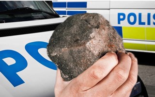 Stor sten slungades rakt genom lägenhetsfönster