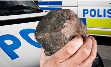 Stor sten slungades rakt genom lägenhetsfönster