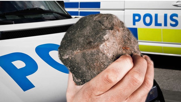 Stor sten slungades rakt genom lägenhetsfönster Stor sten slungades rakt genom lägenhetsfönster