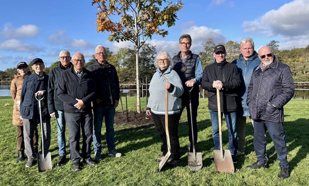 Rotary firar 70 år – skänker träd till Laholm Rotary firar 70 år – skänker träd till Laholm
